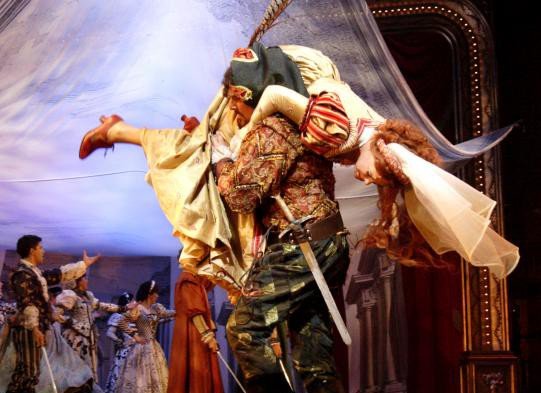 2557ashm_1199_Foreground_Alex_Bourne_and_Hannah_Waddingham_with_Kiss_Me__Kate_Compnay._Kiss_Me__Kate._Photo_by_Catherine_Ashmore._4fe84e1e68ec3