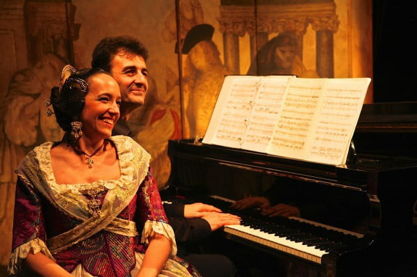 Emilia y pianista 1