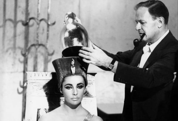 Mankiewicz probando la corona del Alto y Bajo Nilo a Elizabeth Taylor