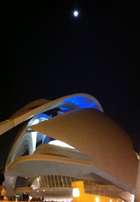 La luna brilló sobre el Palau de Les Arts