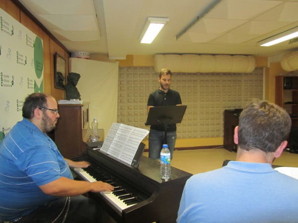 Gonzalo cantando Being alive