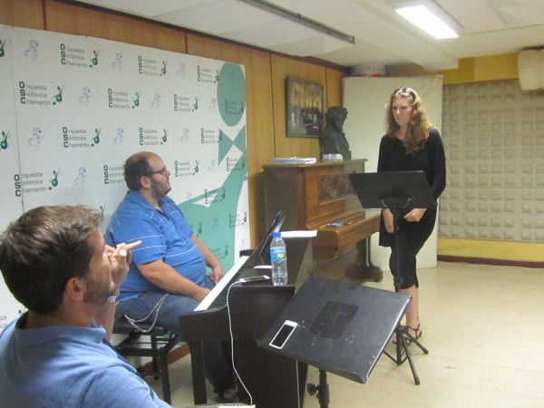 Miriam atendiendo indicaciones de Mariano