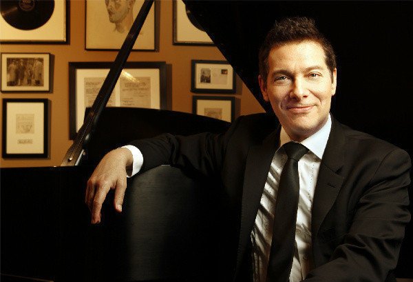 michael-feinstein-smiles-casual