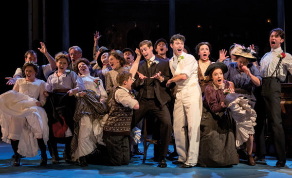 7.-The-Company-Charlie-Stemp-Arthur-Kipps-in-CFTs-HALF-A-SIXPENCE-Photo-by-Manuel-Harlan-289