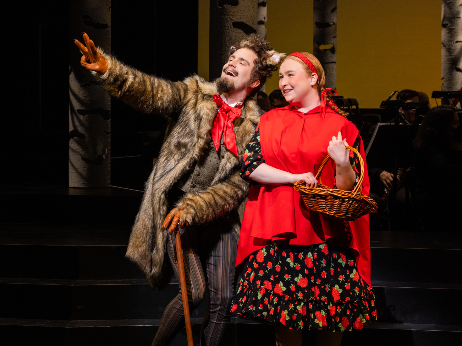 Gavin Creel es el lobo y Julia Lester es Caperucita Roja