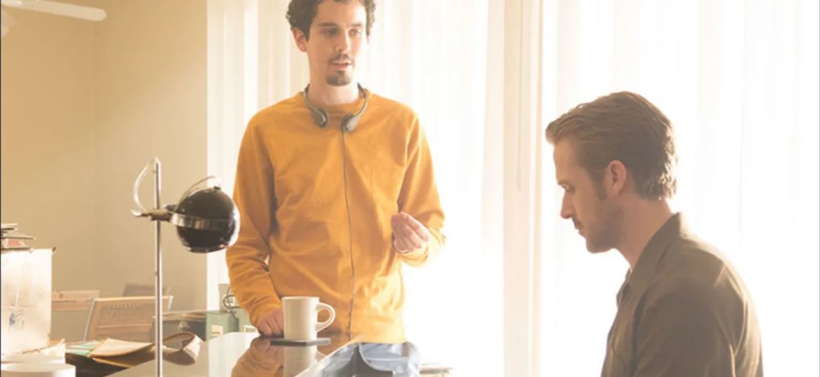 Damien Chazelle dirigiendo a Ryan Goslin en una escena de "La la land"