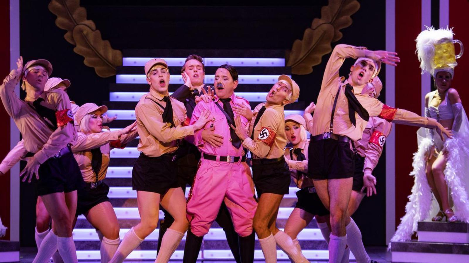 Angel Llacer como Hitler en The producers