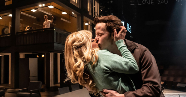 Una escena de Standing at the sky's edge