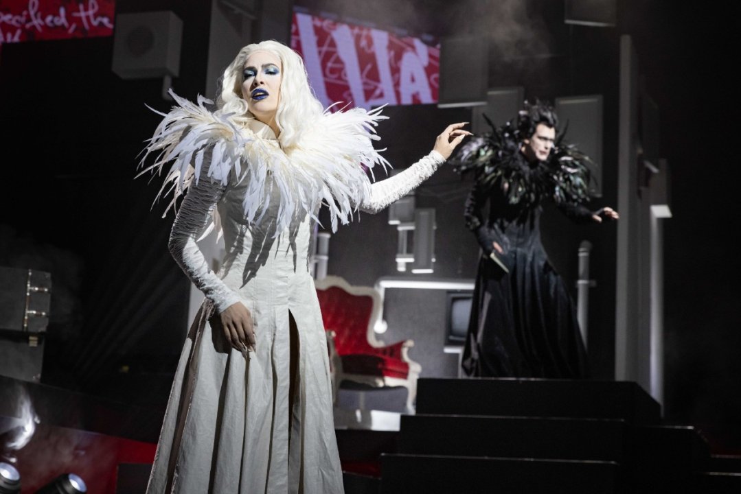 Aimie-Atkinson es Rem y Adam Pascal es Ryuk en la versión de Londres