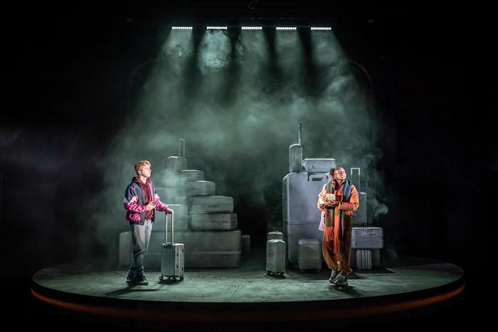 Una escena de Two strangers (Carry a cake across New York)