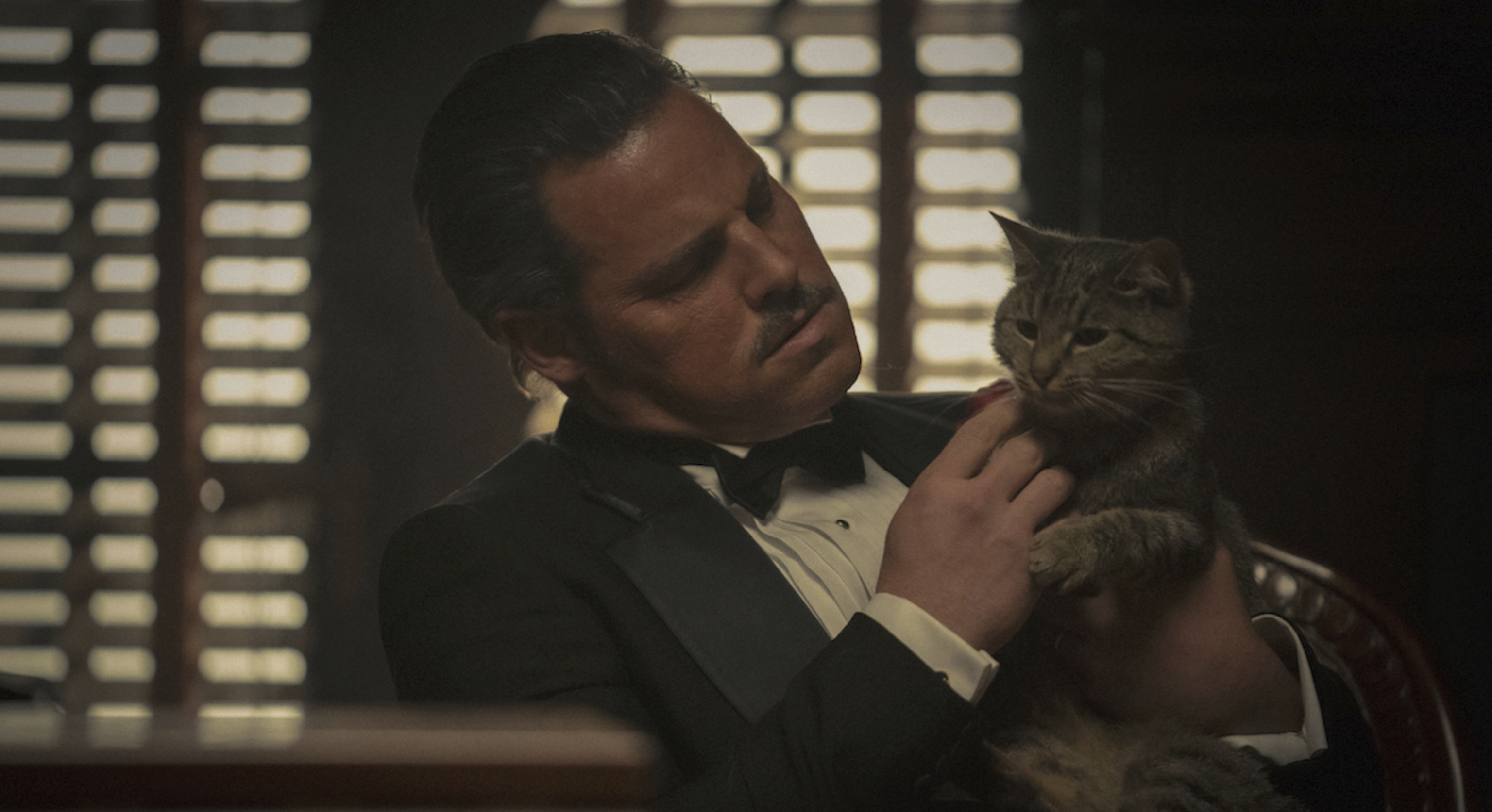 Justin Chambers es Marlon Brandoi en "The offer"