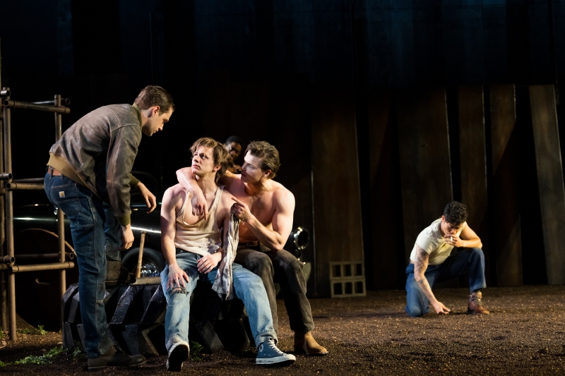 Una escena del musical The Outsiders en La Joya Playhouse