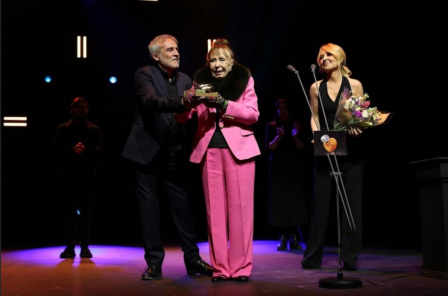 Gemma Cuervo recoge el premio acompañada de sus hijos Fernando y Cayetana Guillém Cuervo
