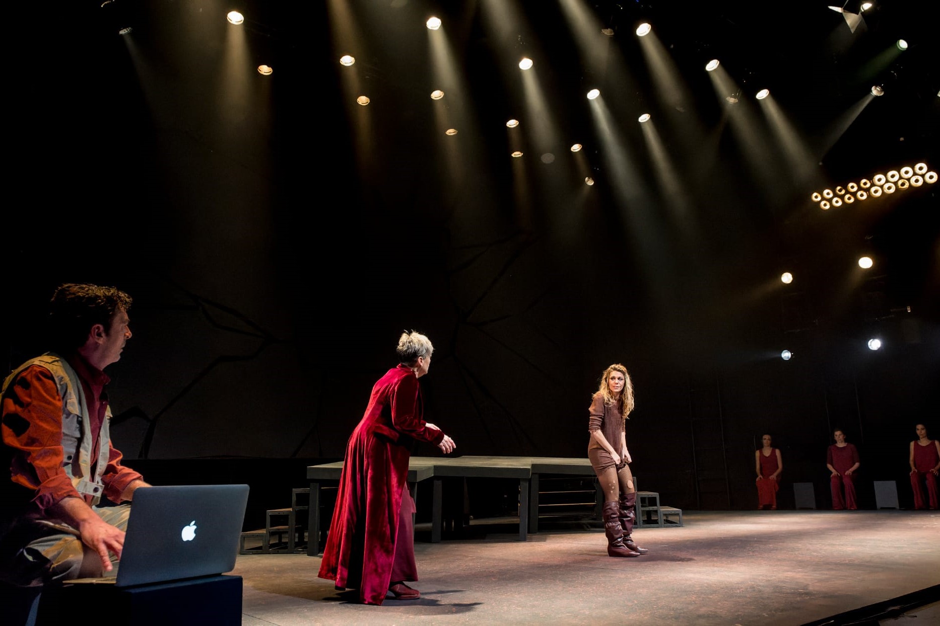 Josep Manel Casany, Resu Belmonte y Rebeca Valls como Tibi, Hñecuba y Casandra en "Les troianes Fucking nowhere"