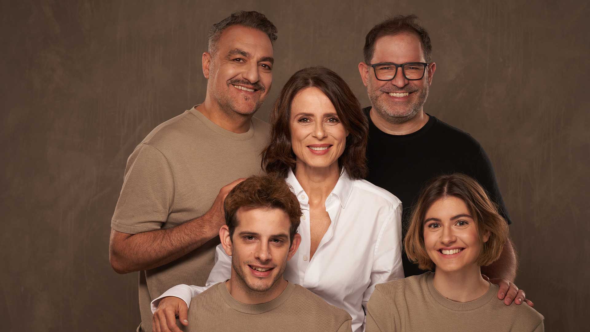 El reparto de "La madre" con el director Juan Carlos Fisher