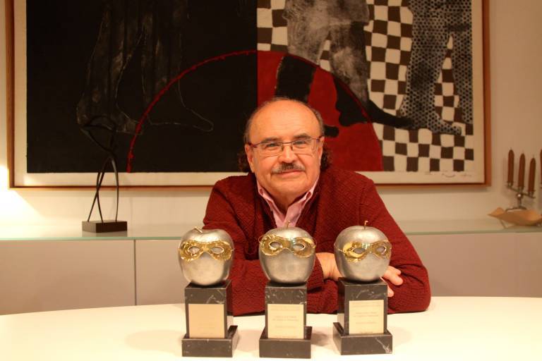 Rodolf Sirera con 3 de los 5 Premios Max que tiene