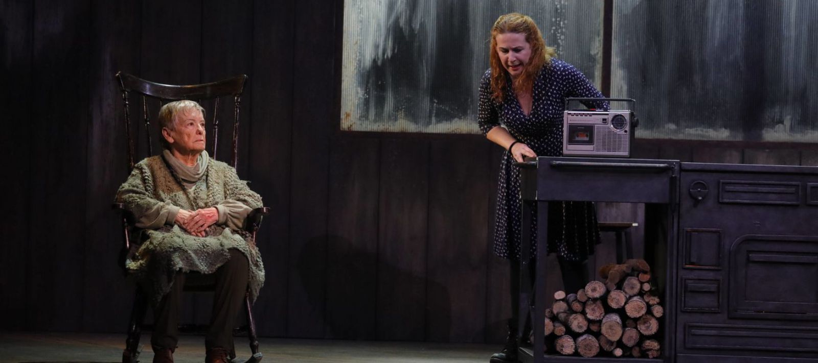 Maria Galiana y Lucía  Quintana en una escena de "La reina de la belleza de Leenane"