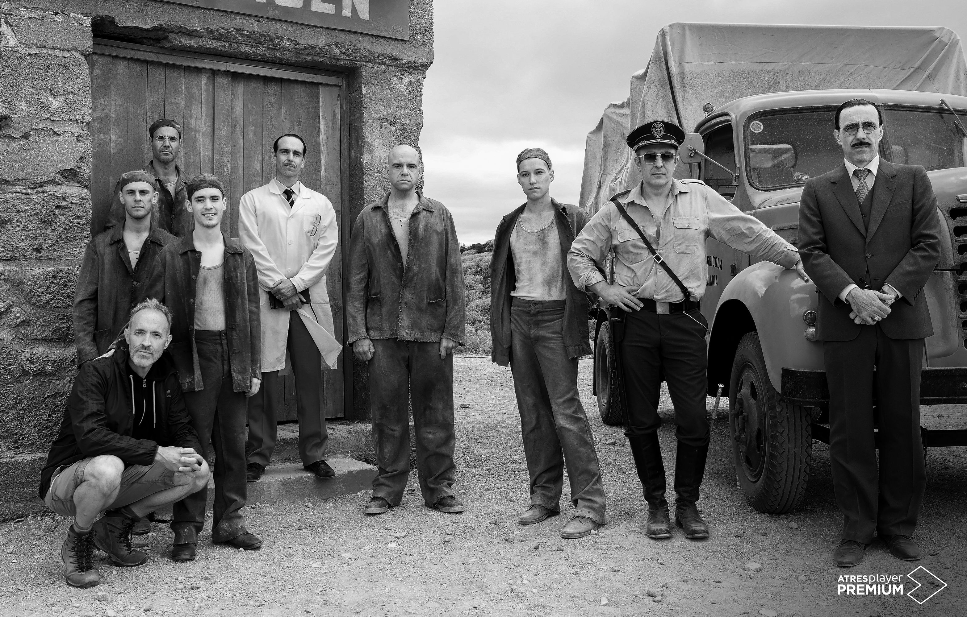 Miguel del Arco, agachado a la izquierda con algunos de los intérpretes de la serie
