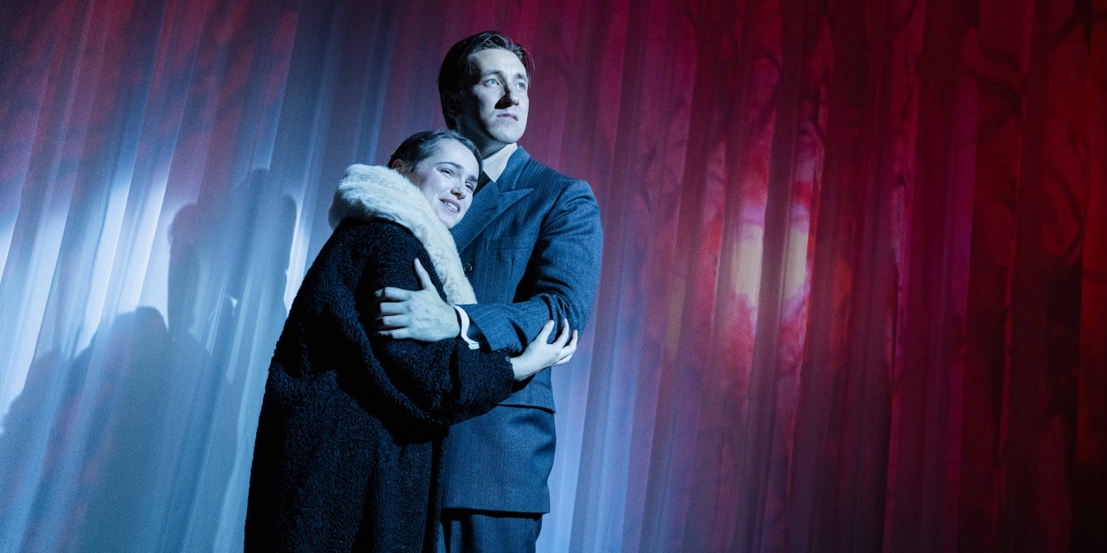 La pareja protagonista en la versión del Charing Cross