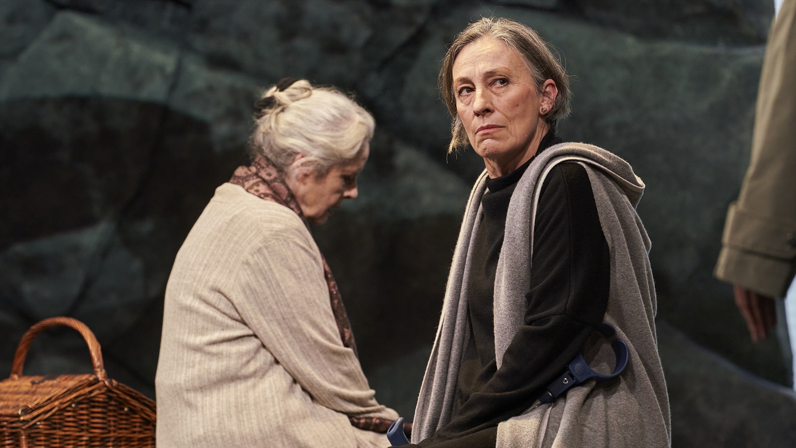 Vicky Peña y Teresa Vallicrosa en una escena de "La isla del aire"