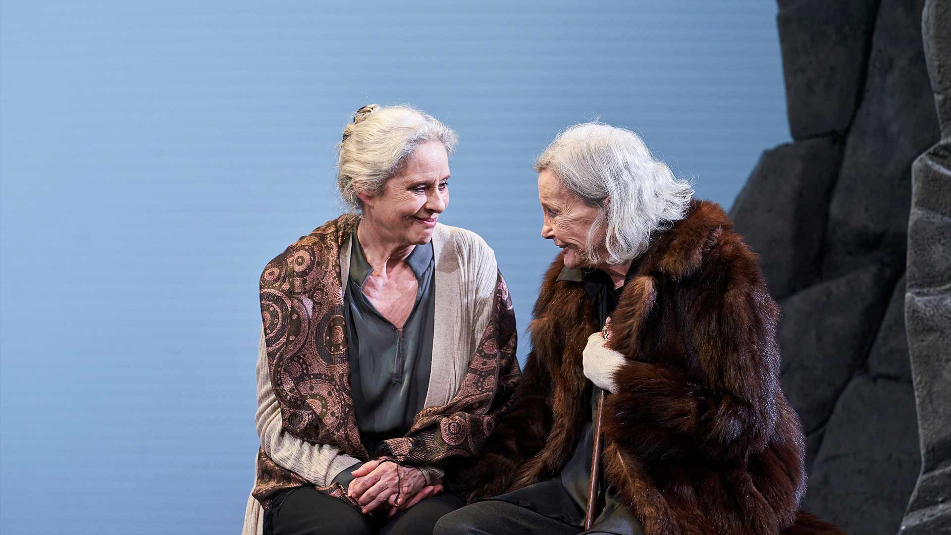 Vicky Peña y Nuria Espert en una escena de "La isla del aire"