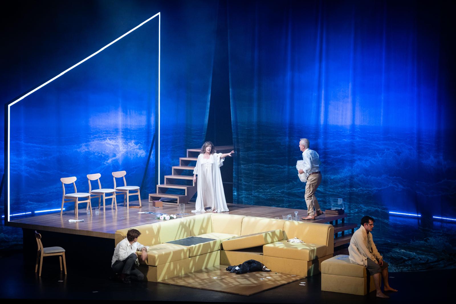 Nicolas Illoro, Mapi Sagaseta, Carlos Hipólito y Alex Villazán en "Largo viaje hacia la noche"