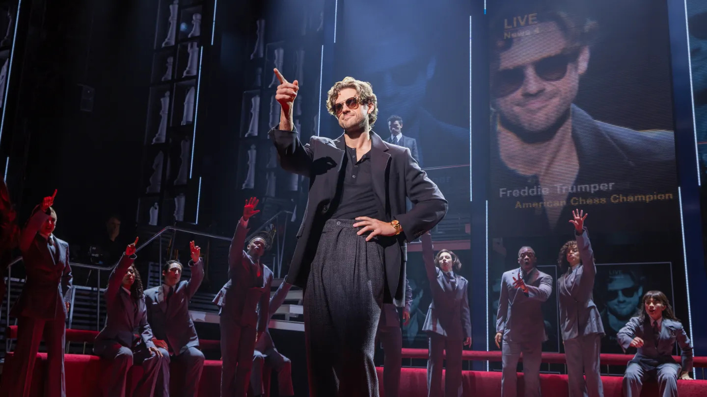Aaron Tveit es Freddie Trumper